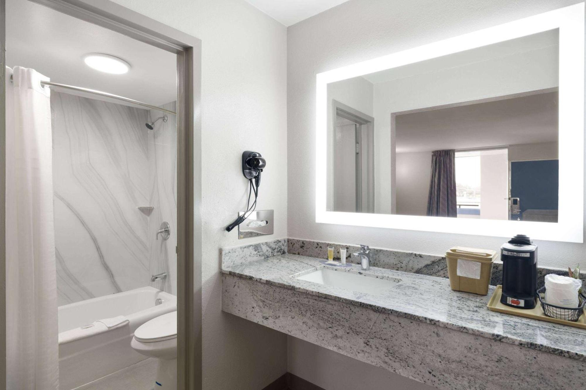 Days-Inn By Wyndham Montgomery I-85 Ngoại thất bức ảnh